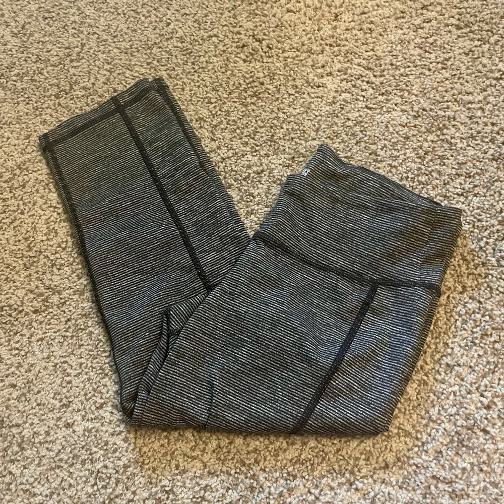 Old Navy cropped leggings in size medium